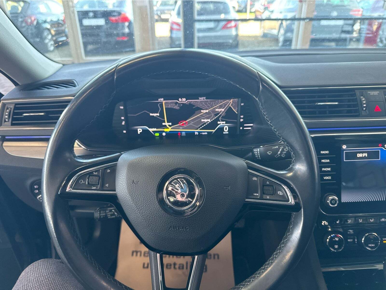 Grå Skoda Superb fra 2019