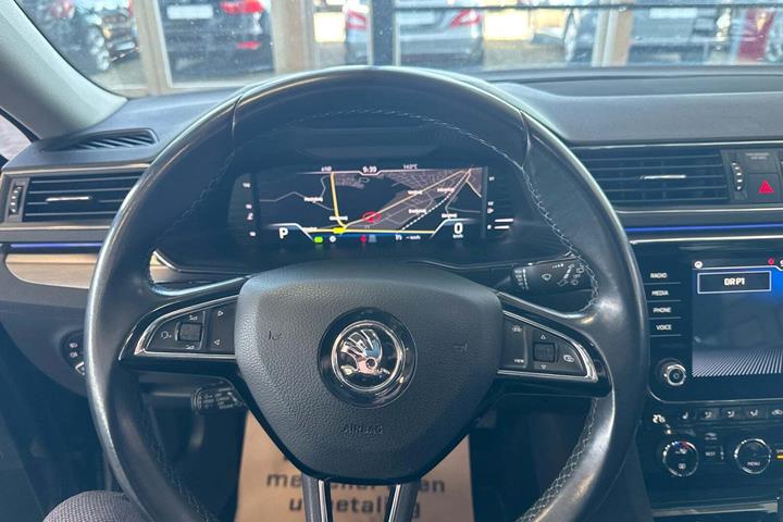 Grå Skoda Superb fra 2019