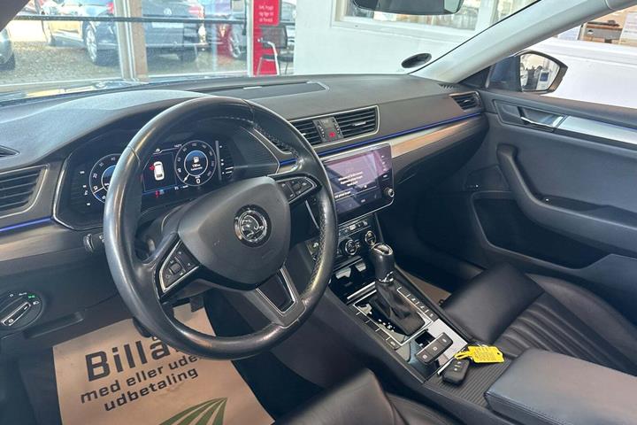 Grå Skoda Superb fra 2019