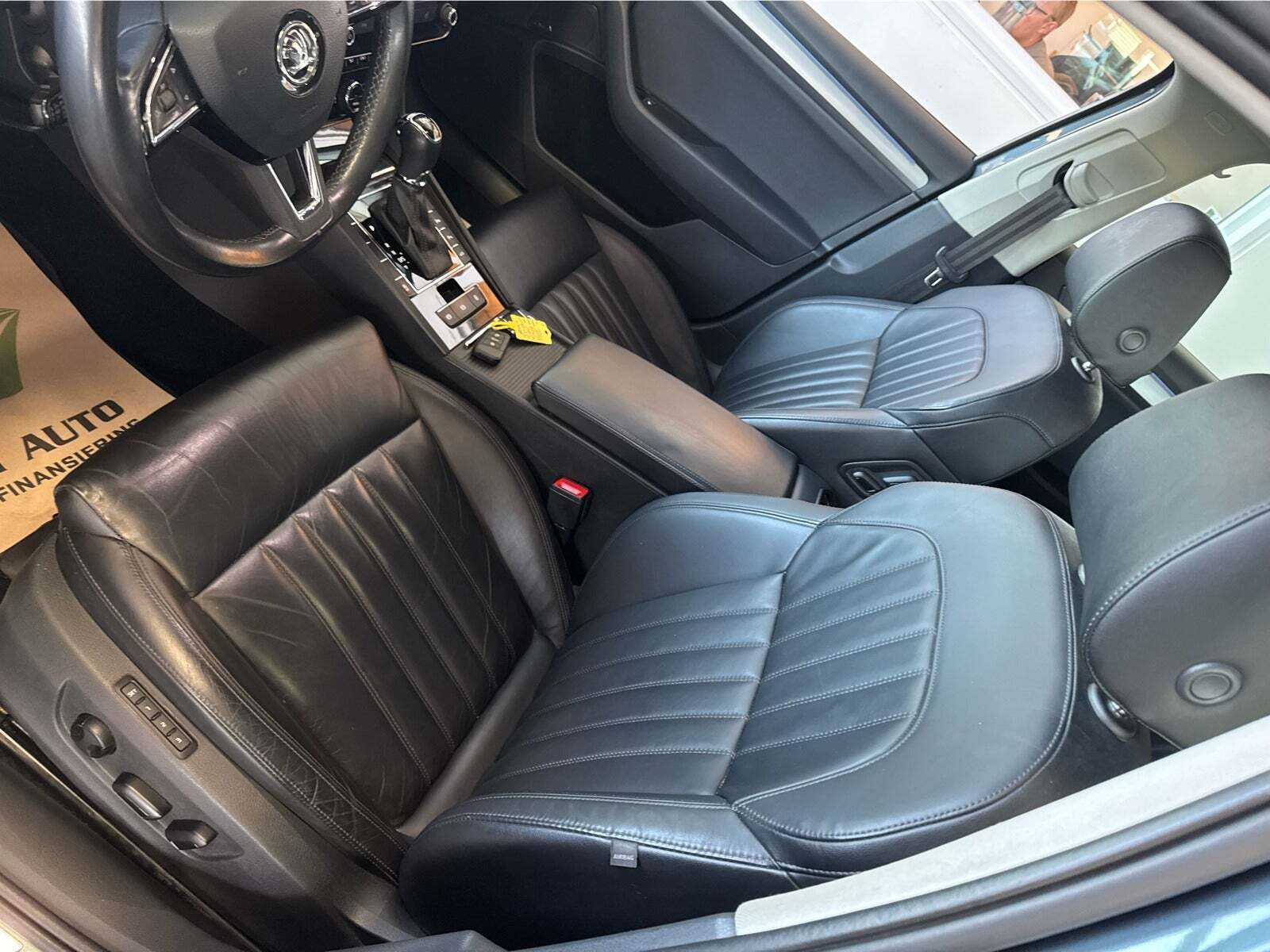 Grå Skoda Superb fra 2019