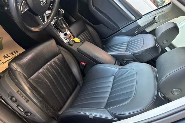 Grå Skoda Superb fra 2019