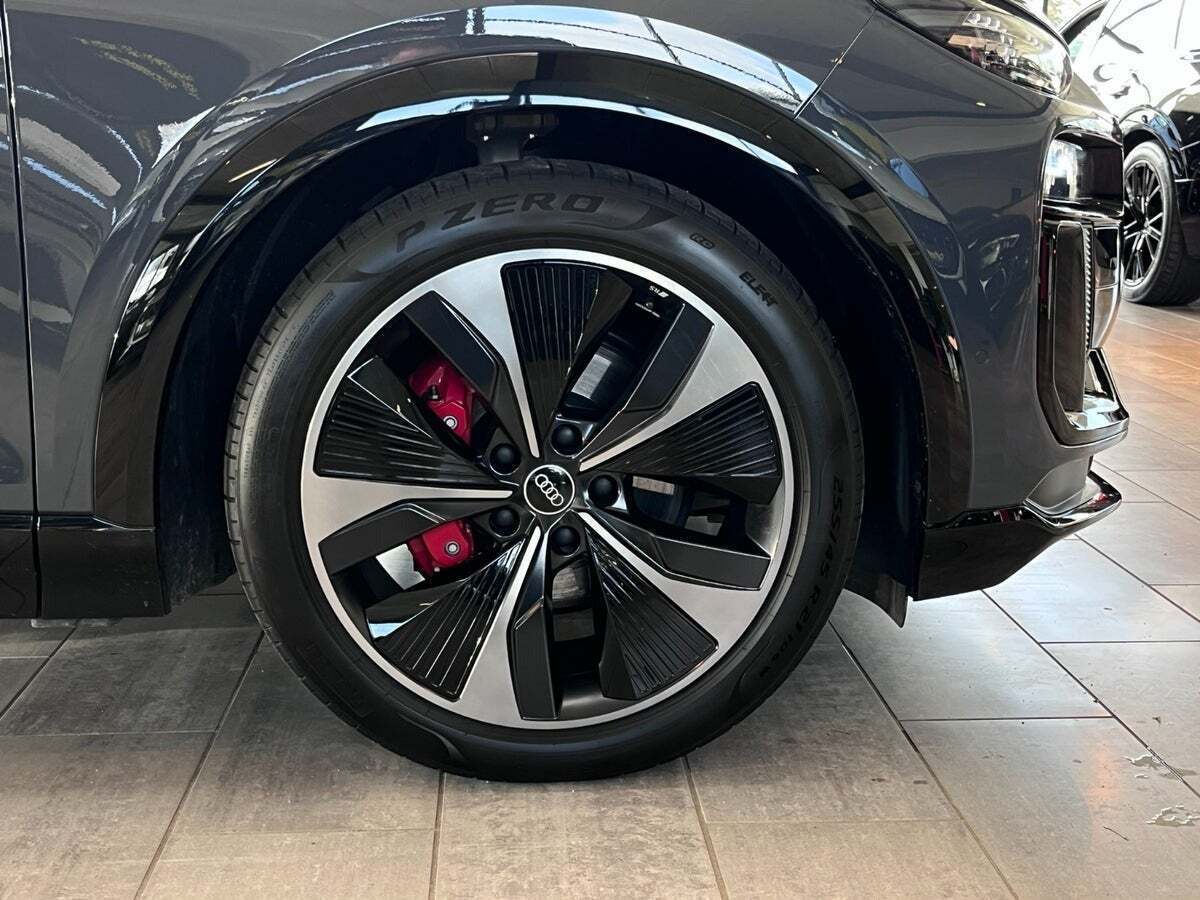 Grå Audi Q6 e-tron fra 2024