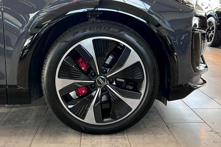 Grå Audi Q6 e-tron fra 2024