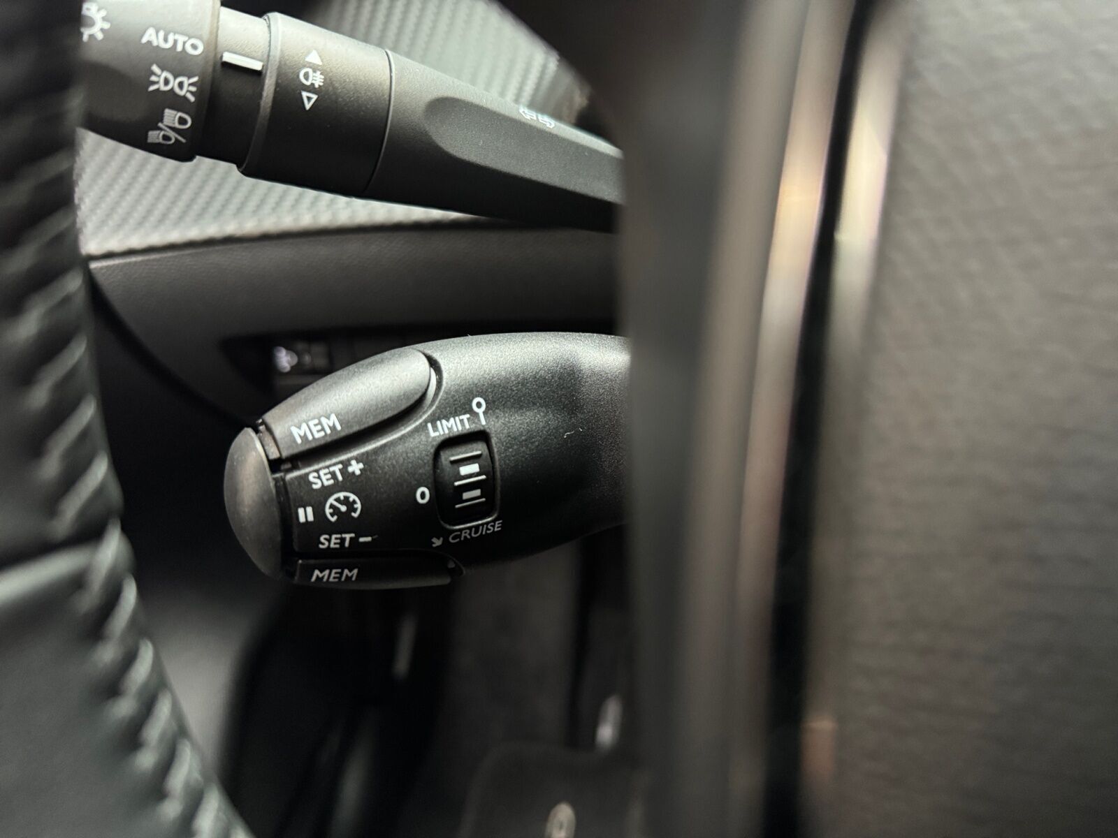 Hvid Peugeot e-208 fra 2025