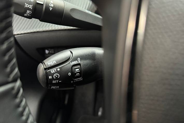 Hvid Peugeot e-208 fra 2025