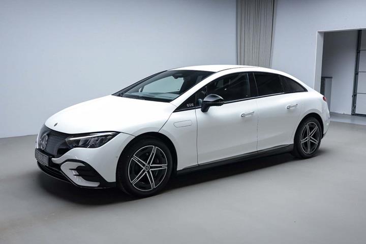 Hvid Mercedes EQE350+ fra 2026 set udefra