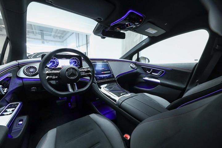 Hvid Mercedes EQE350+ fra 2026