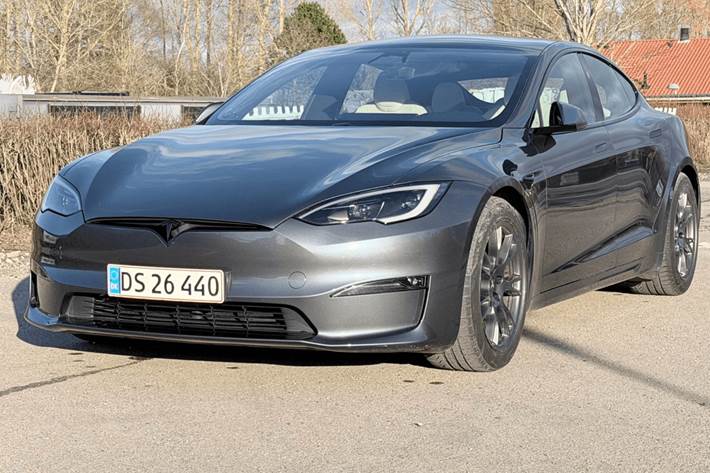 Grå Tesla Model S fra 2023