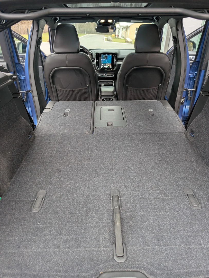 Blå Volvo XC40 fra 2020