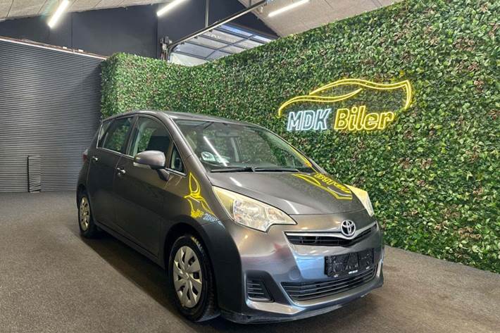 undefined Toyota Verso-S fra 2011 set udefra