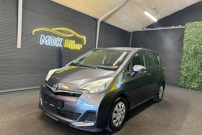 undefined Toyota Verso-S fra 2011 set udefra