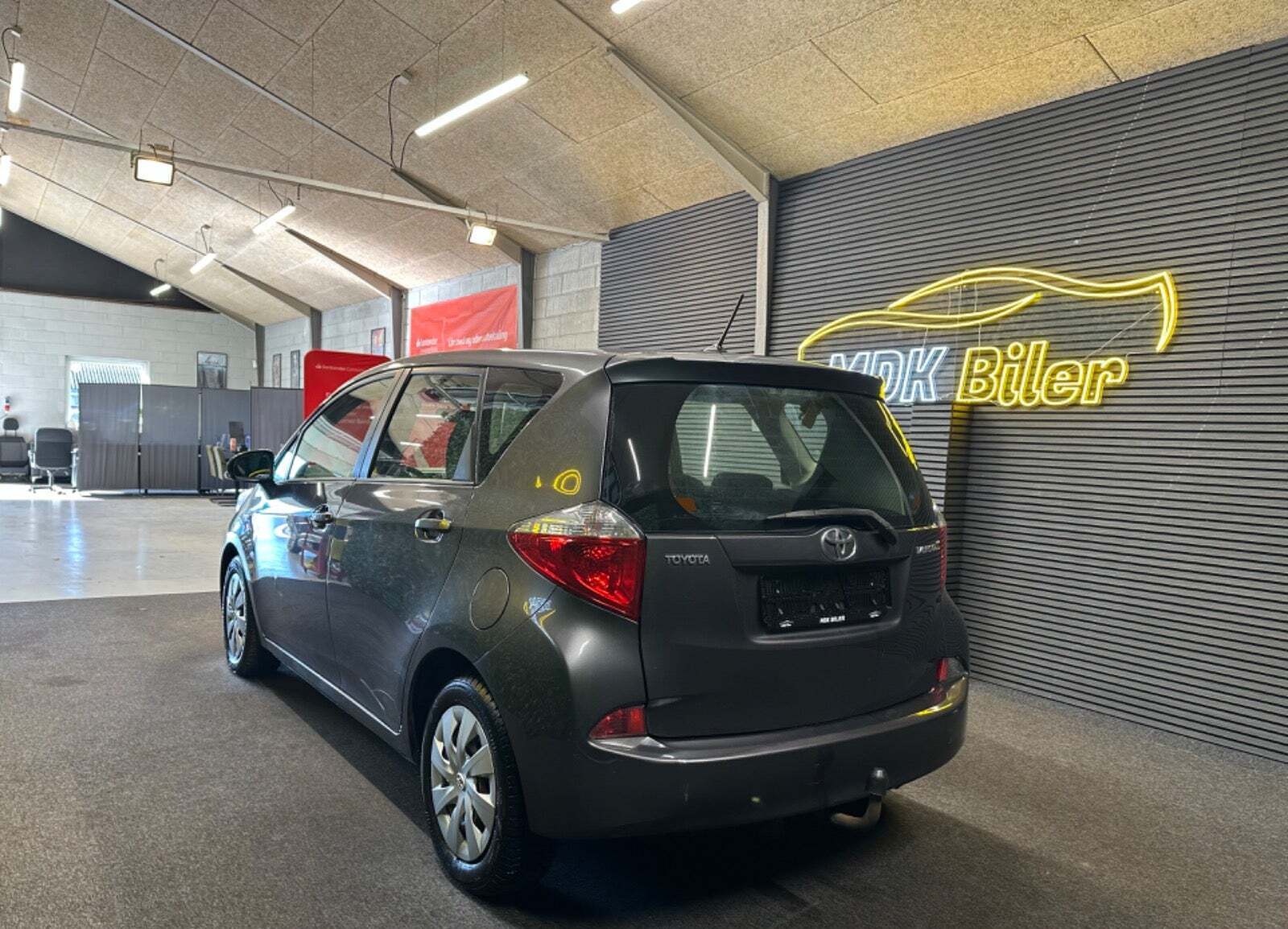 undefined Toyota Verso-S fra 2011 set udefra
