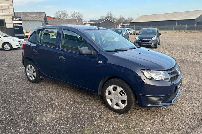 Blå Dacia Sandero fra 2015