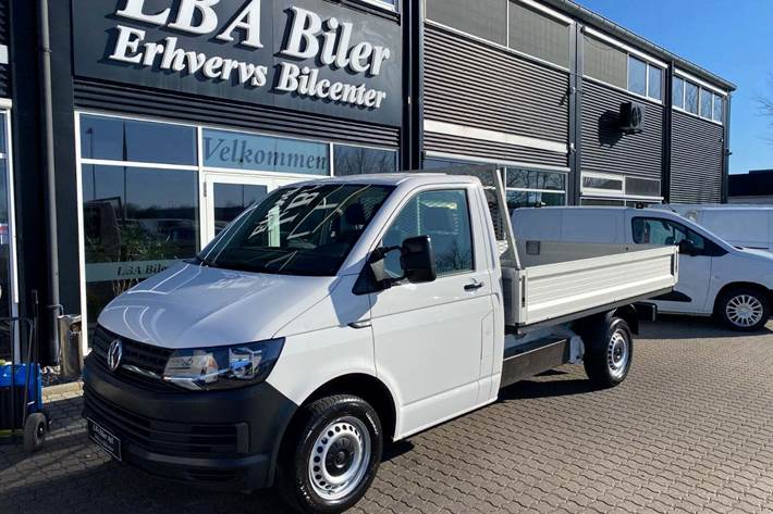 Hvid VW Transporter fra 2019 set udefra