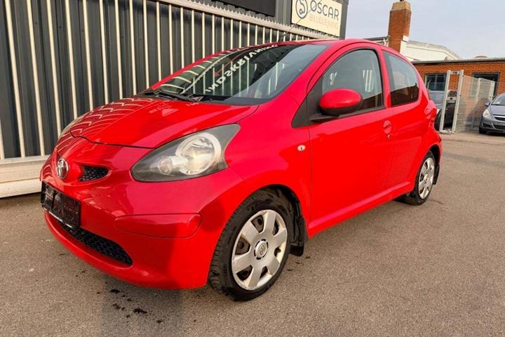 Rød Toyota Aygo fra 2008 set udefra