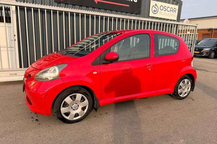 Rød Toyota Aygo fra 2008