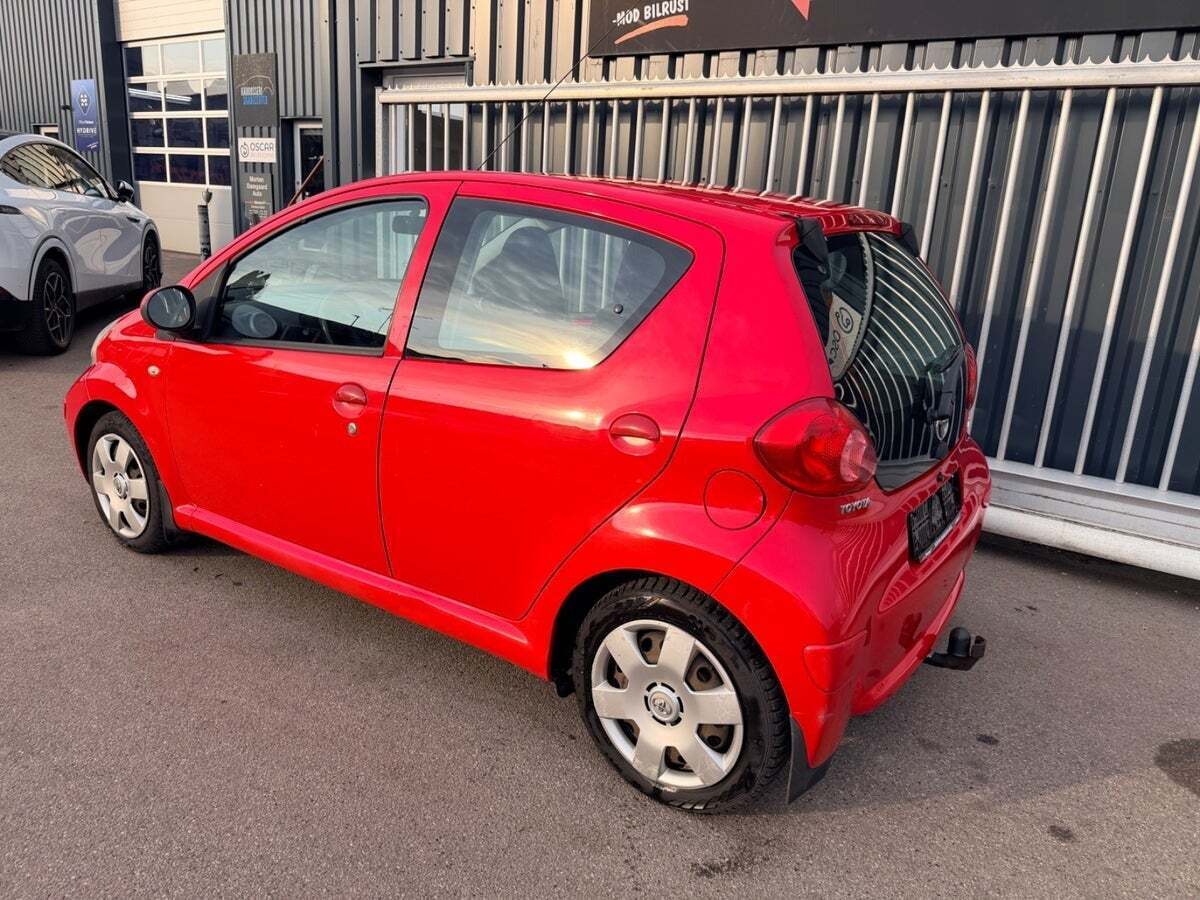 Rød Toyota Aygo fra 2008