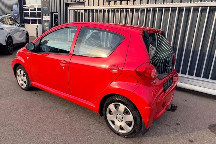 Rød Toyota Aygo fra 2008