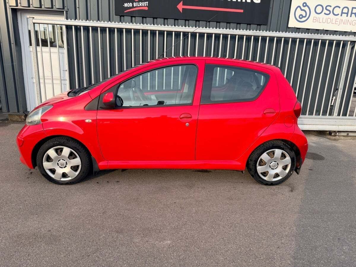 Rød Toyota Aygo fra 2008
