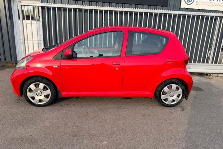 Rød Toyota Aygo fra 2008
