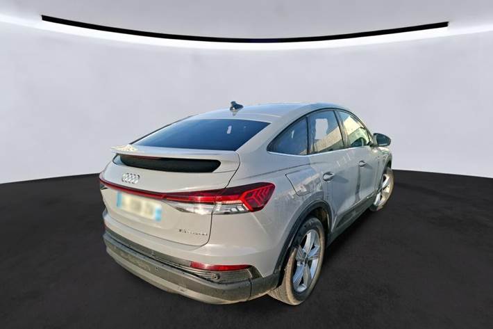 Grå Audi Q4 fra 2023