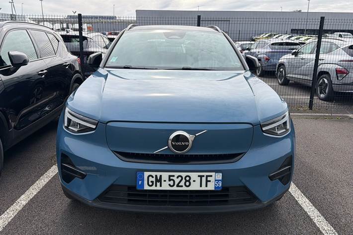 Blå Volvo XC40 fra 2023