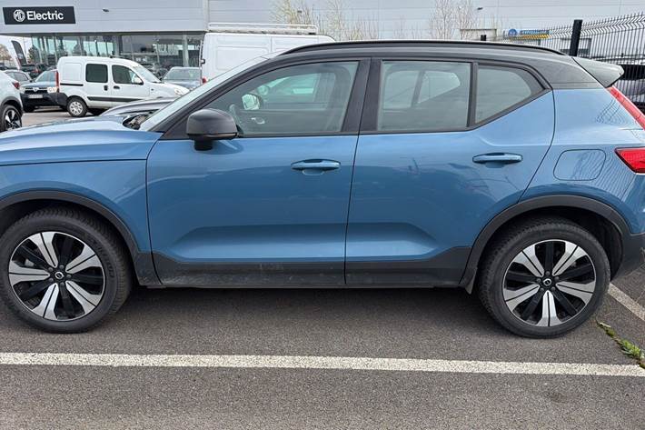 Blå Volvo XC40 fra 2023