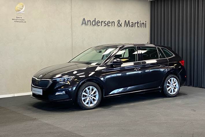 Sort Skoda Scala fra 2020 set udefra