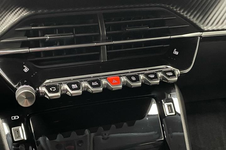 Grå Peugeot 2008 fra 2021