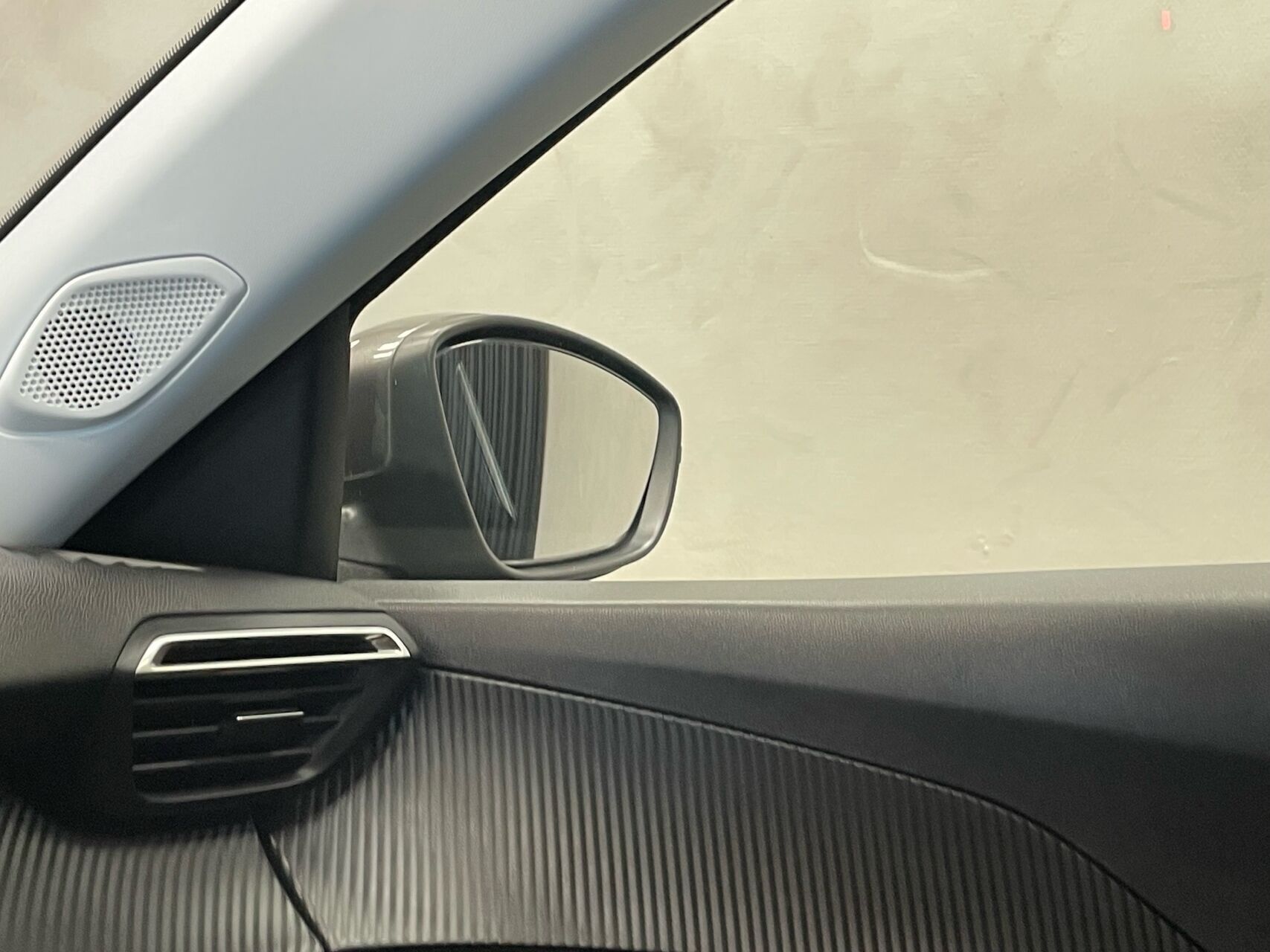 Grå Peugeot 2008 fra 2021