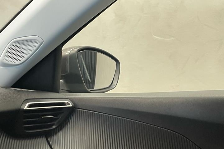 Grå Peugeot 2008 fra 2021
