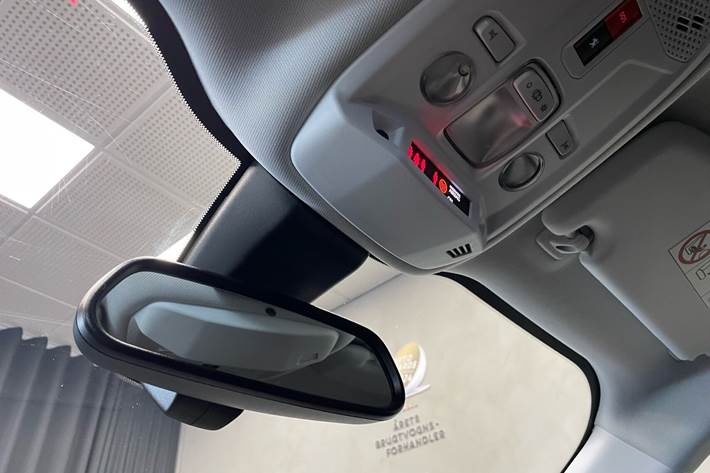 Grå Peugeot 2008 fra 2021