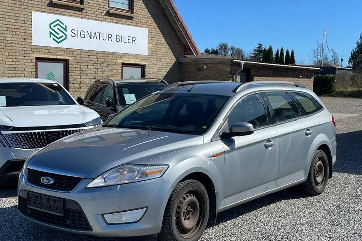 Sølv Ford Mondeo fra 2010 set udefra