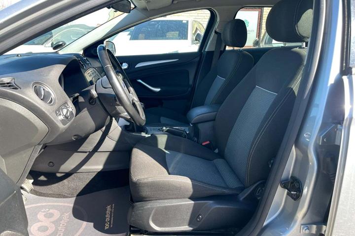 Sølv Ford Mondeo fra 2010
