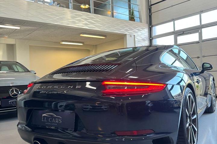 Gul Porsche 911 Carrera S fra 2017