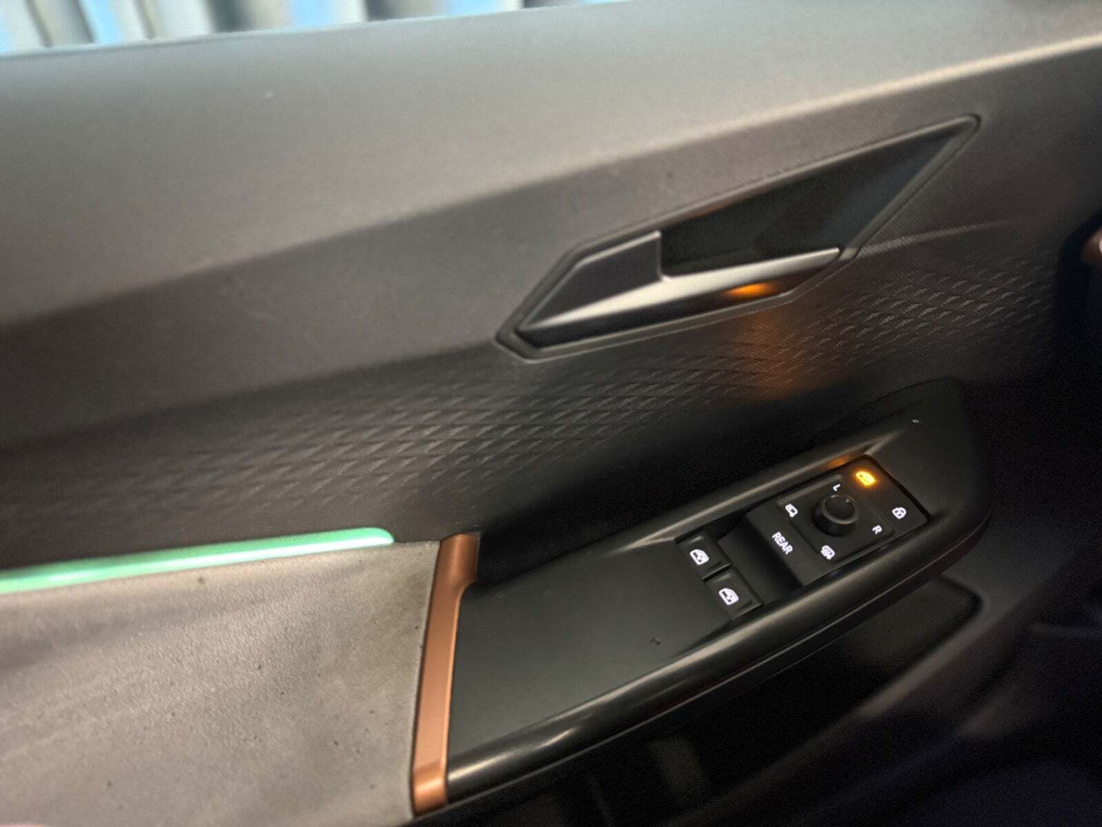 Grå Cupra Born fra 2023