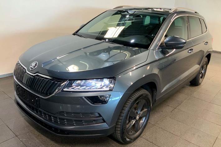 Grå Skoda Karoq fra 2020 set udefra