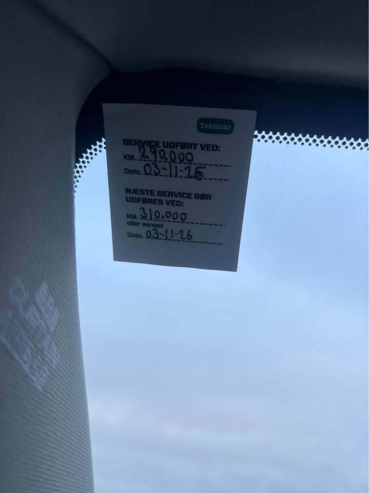 Sort Toyota Avensis fra 2010