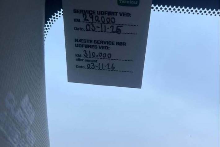 Sort Toyota Avensis fra 2010