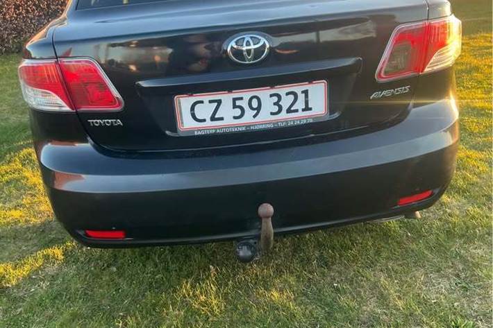 Sort Toyota Avensis fra 2010