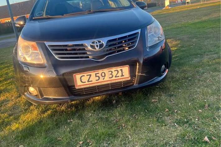 Sort Toyota Avensis fra 2010