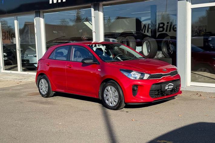 Rød Kia Rio fra 2017