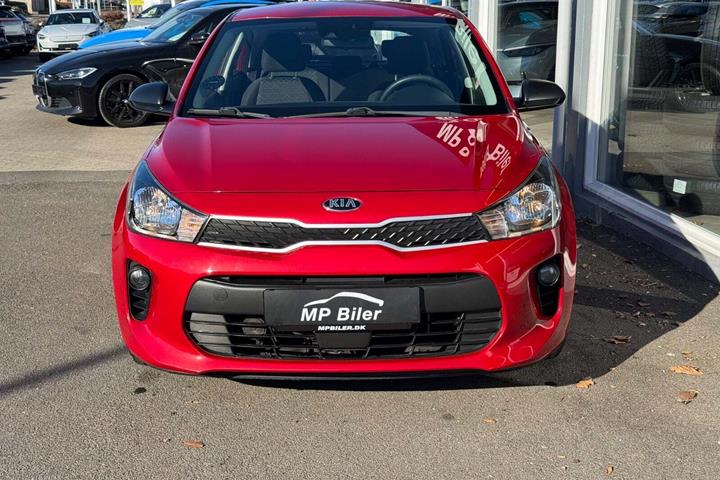Rød Kia Rio fra 2017
