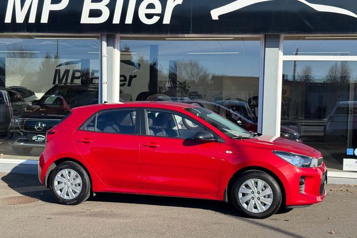 Rød Kia Rio fra 2017