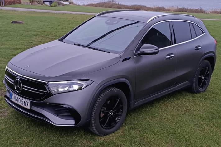 Grå Mercedes EQA250 fra 2021 set udefra