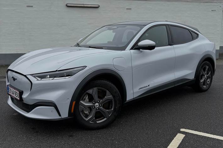 Grå Ford Mustang Mach-E fra 2022 set udefra