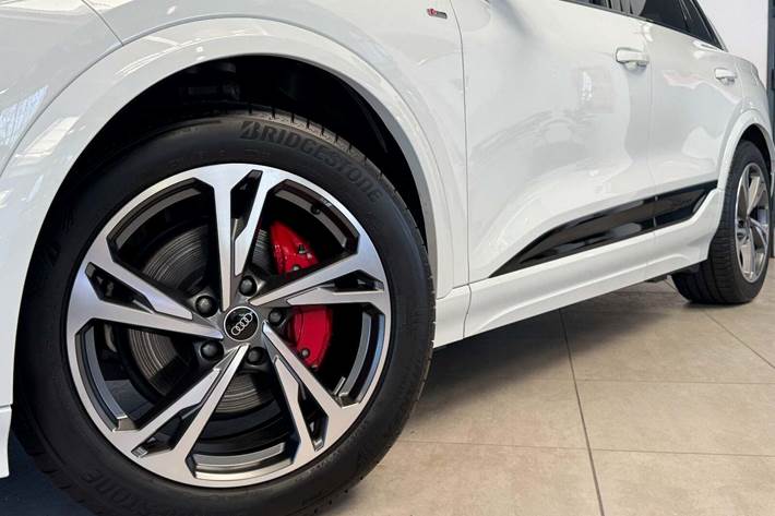 Hvid Audi Q6 e-tron fra 2025