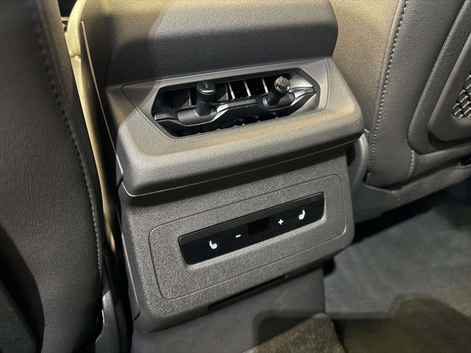 Hvid Audi Q6 e-tron fra 2025