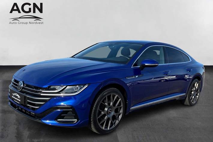 Blå VW Arteon fra 2022 set udefra