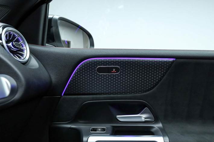 Sort Mercedes EQB250+ fra 2025